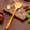 Широкая деревянная лопатка для кухни светлая, длина 39 см