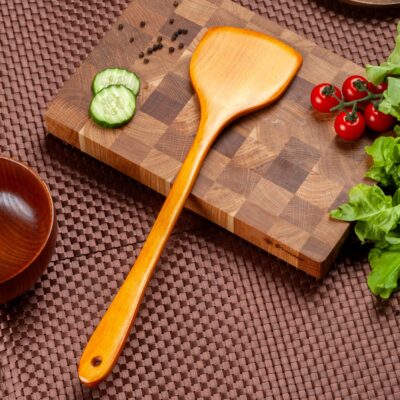 Широкая деревянная лопатка для кухни светлая, длина 39 см