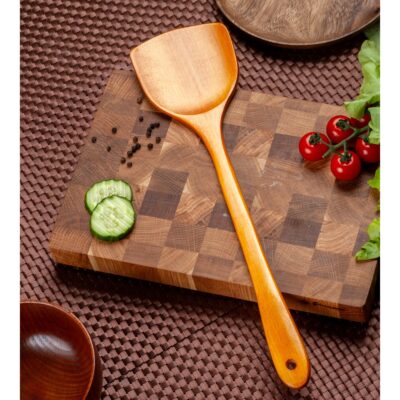 Широкая деревянная лопатка для кухни светлая, длина 39 см
