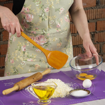 Широкая деревянная лопатка для кухни светлая, длина 39 см